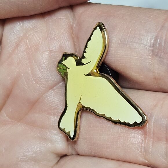 Vintage Gold Tone Cream Enamel Peace Dove With Green Pin Lapel - Picture 2 of 10